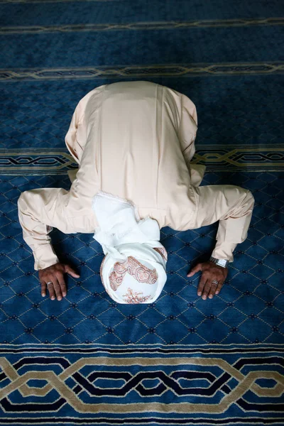 Oração Muçulmana Numa Mesquita Prostração Emirados Árabes Unidos — Fotografia de Stock