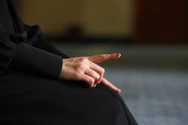 Uma Mulher Reza Numa Mesquita Fechar Mão Emirados Árabes Unidos — Fotografia de Stock