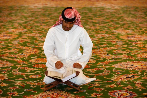 Grande Mesquita Sheikh Zayed Homem Muçulmano Ler Alcorão Emirados Árabes — Fotografia de Stock