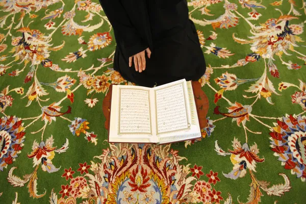Sheikh Zayeds Stora Moské Muselman Kvinna Läser Koranen Förenade Arabemiraten — Stockfoto