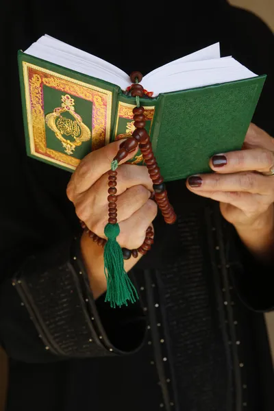 Donna Musulmana Che Legge Corano Emirati Arabi Uniti — Foto Stock