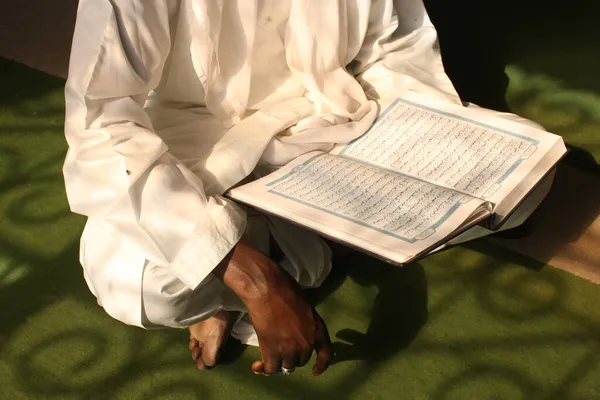 Imam Reading Coran Mosque Congo Brazzaville — Stock Photo, Image