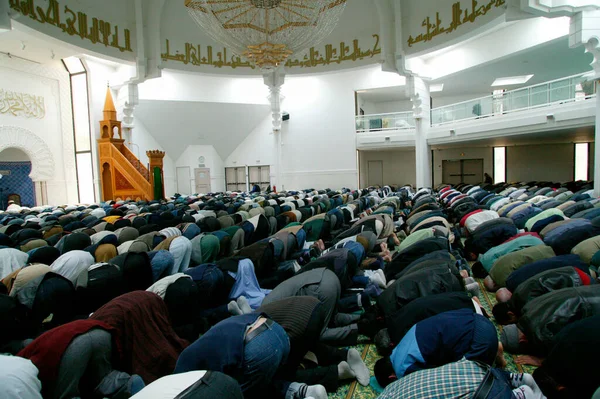 リヨンの偉大なモスクのイスラム教徒 金曜日の祈り サラート フランス — ストック写真