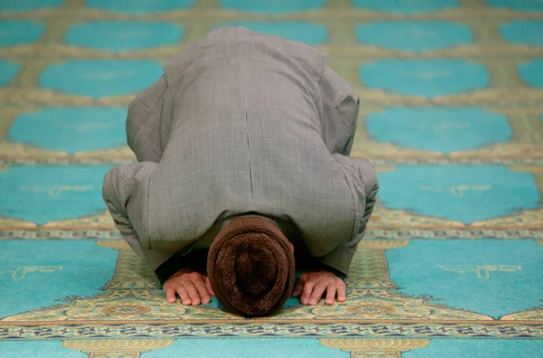 Muzułmanin Modlący Się Meczecie Francja — Zdjęcie stockowe