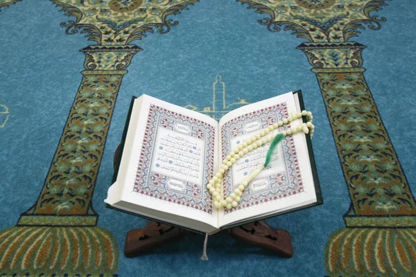 Quran Dan Tasbih Masjid Perancis — Stok Foto