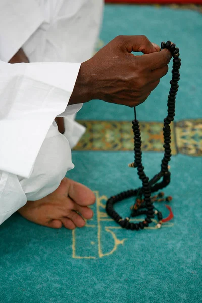 Muçulmano Rezando Com Contas Oração França — Fotografia de Stock