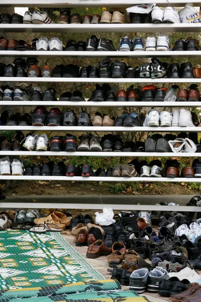 Cuma Namazında Caminin Önünde Ayakkabılar Fransa — Stok fotoğraf