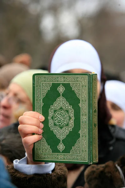 Donna Musulmana Che Mostra Sacro Corano Francia — Foto Stock