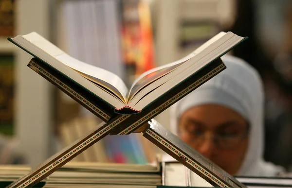 Abrir Quran Para Venta Una Tienda Francia —  Fotos de Stock