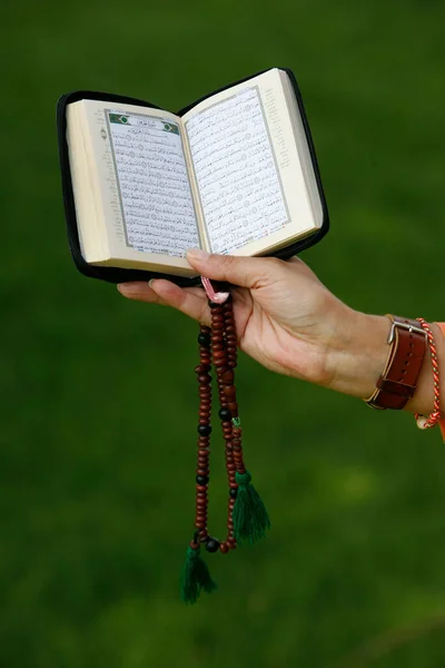 Wanita Dengan Quran Dan Tasbih Perancis — Stok Foto