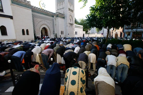 Müslümanlar Paris Büyük Camii Nin Önünde Fitr Festivalinde Dua Ediyorlar — Stok fotoğraf