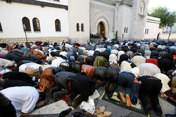 Müslümanlar Paris Büyük Camii Nin Önünde Fitr Festivalinde Dua Ediyorlar — Stok fotoğraf