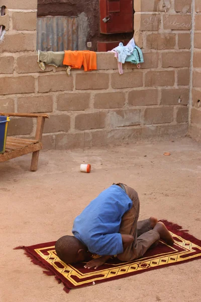 집에서 기도하는 아프리카 — 스톡 사진