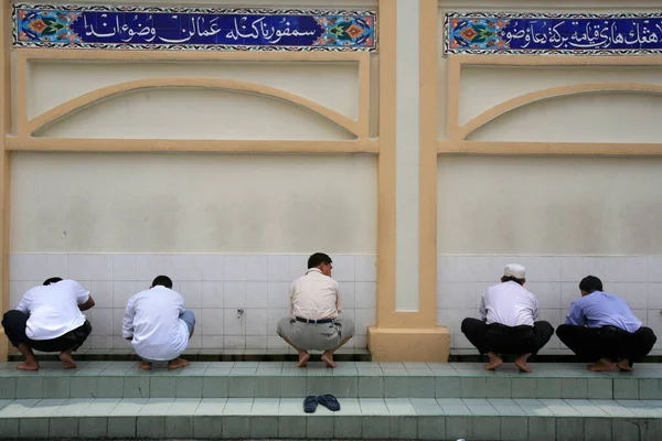 祷告前洗净Masjid Kampung清真寺 马来西亚 — 图库照片