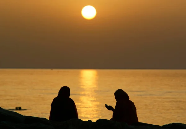 Мусульманские Женщины Закате Оман — стоковое фото