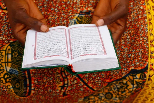 Afrikansk Kvinna Läser Koranen Togo — Stockfoto