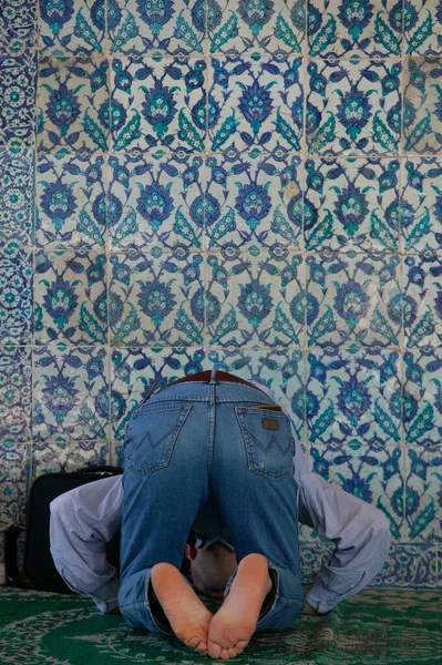 Pohled Zezadu Muže Modlícího Mešitě Turecko — Stock fotografie
