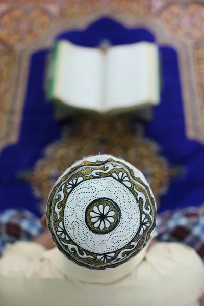 Mulsim Hombre Leyendo Quran Mezquita Vietnam —  Fotos de Stock