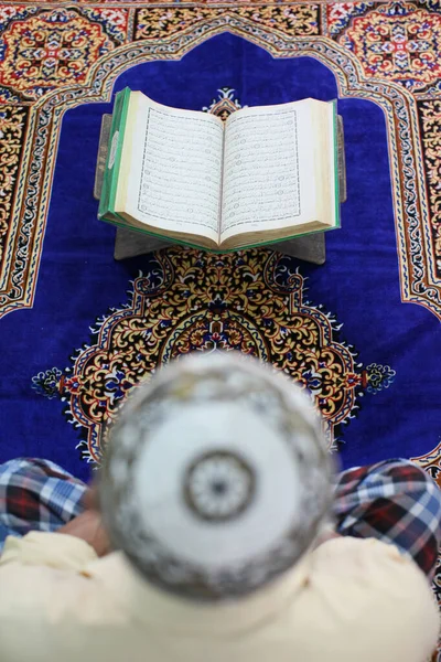 Mulsim Man Membaca Quran Masjid Vietnam — Stok Foto