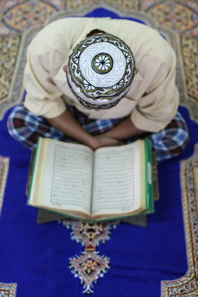 Mulsim Man Membaca Quran Masjid Vietnam — Stok Foto