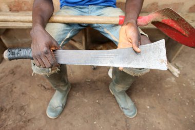 Bıçaklı Afrikalı çiftçi. Elleri yakın çekim. Benin.. 