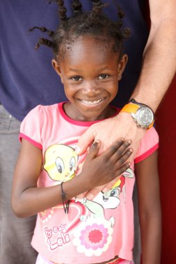 Afrikalı çocuk ve beyaz beyaz kadın arasında el ele tutuşmak. Kongo Brazzaville. 