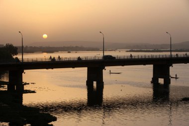 Bamako. Gün batımında Nijer Köprüsü 'nde. Mali.