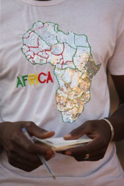 Afrika tişörtü. Elleri yakın çekim. Mali.