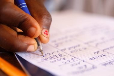 Lome 'daki Afrika okulu. Liseli kız. Togo.