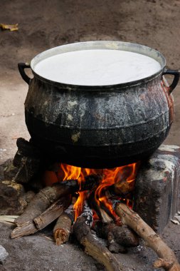 Afrika mutfağı. Bira demleyen Togo.
