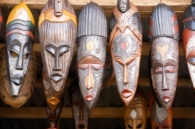 Afrika maskeleri pazarda satılıyor. Togo.