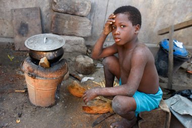 Afrika mutfağı. Yemek pişiren kız. Togo.