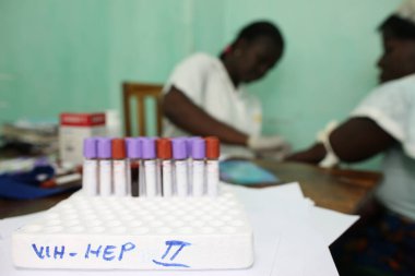 HIV + hastaları için sağlık merkezi. Kan testi, Togo..