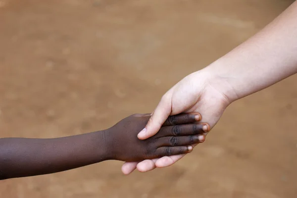 Handen Vasthouden Tussen Afrikaans Kind Blanke Blanke Vrouw Interraciale Vriendschap — Stockfoto