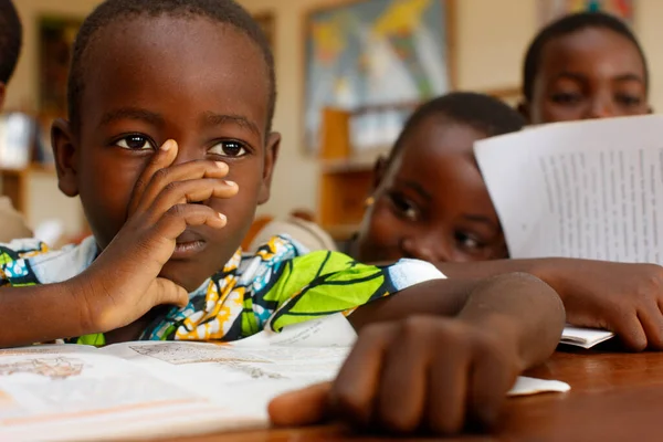 Afrikanische Schulbibliothek Kinder Lesen Ein Buch Togo — Stockfoto