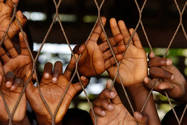 Afrikanische Jungenhände Hinter Maschendraht Afrikanische Schule Togo — Stockfoto
