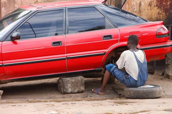 Worker Garage Lome Togo — Stock Photo, Image