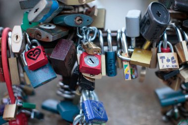 Aşk Köprüsü 'ndeki Aşk Asma Kilitleri. Çek Cumhuriyeti.