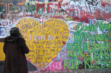 Prag 'daki Lennon Wall' da John Lennon 'a ithaf edilen grafiti. Çek Cumhuriyeti.