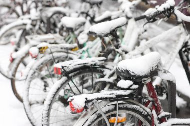 Paris 'te kışın kar altında bisikletler. Fransa. 