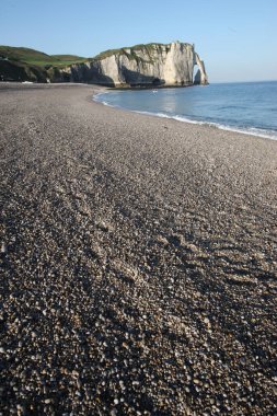 Etretat 'taki sahil ve uçurumlar. Fransa. 