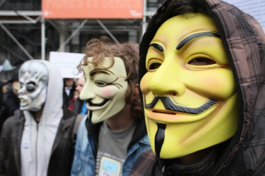Guy Fawkes maskesi takan protestocular, Anonim Hareketi 'nin markası ve Vendetta' nın V 'sindeki bir karaktere dayanıyor. Fransa. 