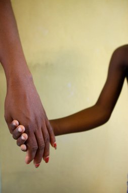 Çocuk yetişkin elini tutuyor. Haiti. 