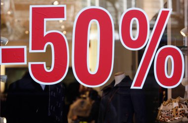 Bir dükkanda% 50 indirim. İndirim.  