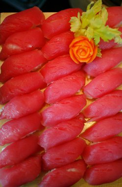 Taze ton balıklı sashimi. Japon restoranı.. 