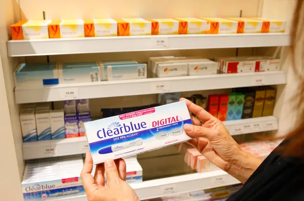 Lékárna Žena Kupující Těhotenský Test — Stock fotografie