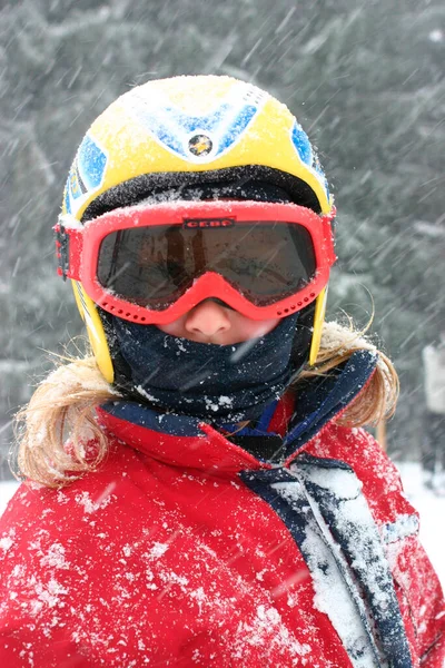戴头盔的女孩法国阿尔卑斯山 — 图库照片