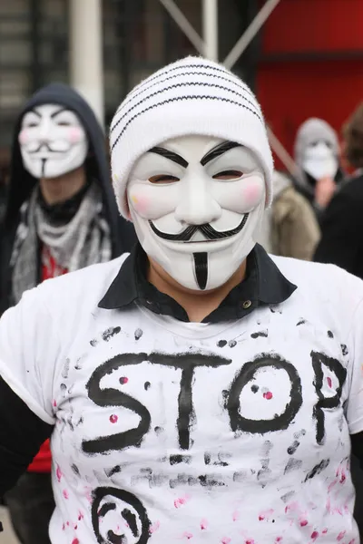 Protestujący Ubrany Maskę Guy Fawkesa Znak Rozpoznawczy Ruchu Anonimowych Oparty — Zdjęcie stockowe
