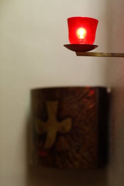 Saint-Jean de Montmartre Kilisesi. Fransa tapınağının yanında asılı kırmızı ışık. 