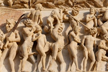 Lanetliler cehenneme atılır. Son hüküm. Batı portalı. Bourges Katedrali. Fransa. 